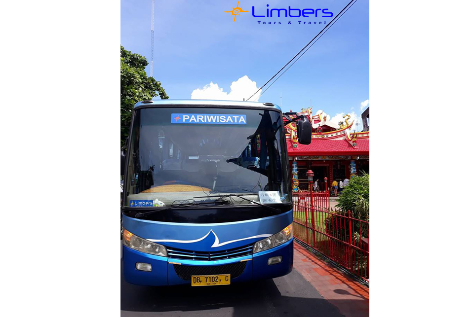 Bus 29seats di KLENTENG BAN HING KIONG. Kampung Cina. Manado.